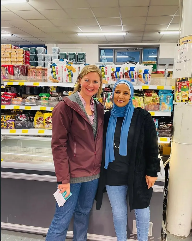 Inhaberin Nada Mahra und Ulrike Baumgärtner im Loretto Markt Salam vor einem Regal mit Gebäck