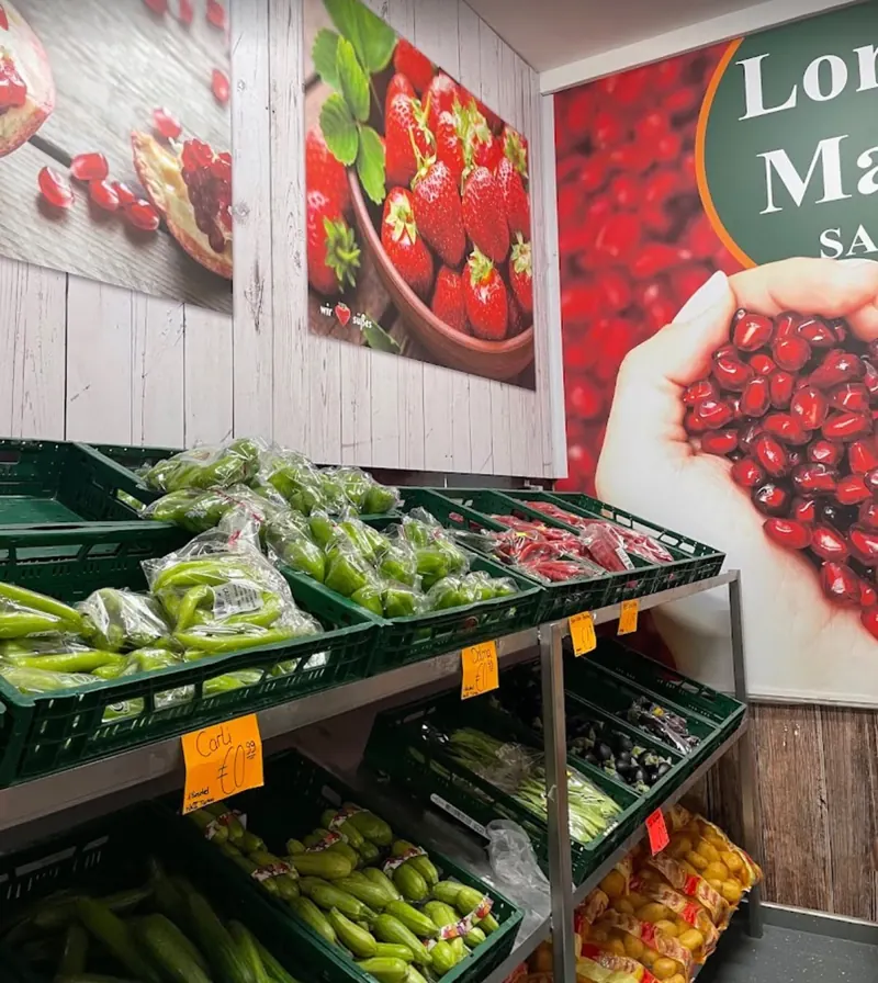 Kisten mit Spitzpaprika, Zucchini und Auberginen im Loretto Markt Salam